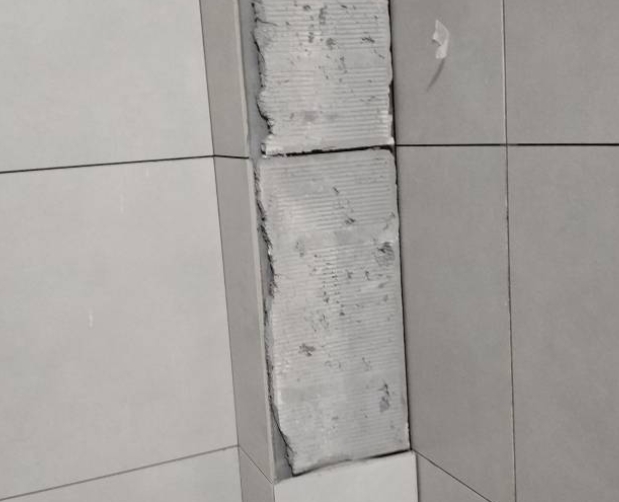 振兴瓷砖空鼓维修公司分享下瓷砖施工前基层浇水润湿程度不足，可能导致以下问题