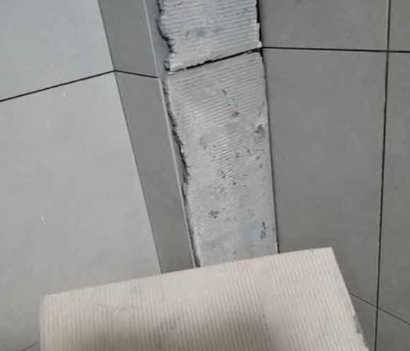 振兴瓷砖空鼓维修公司分享下厨房瓷砖脱落的补救措施。